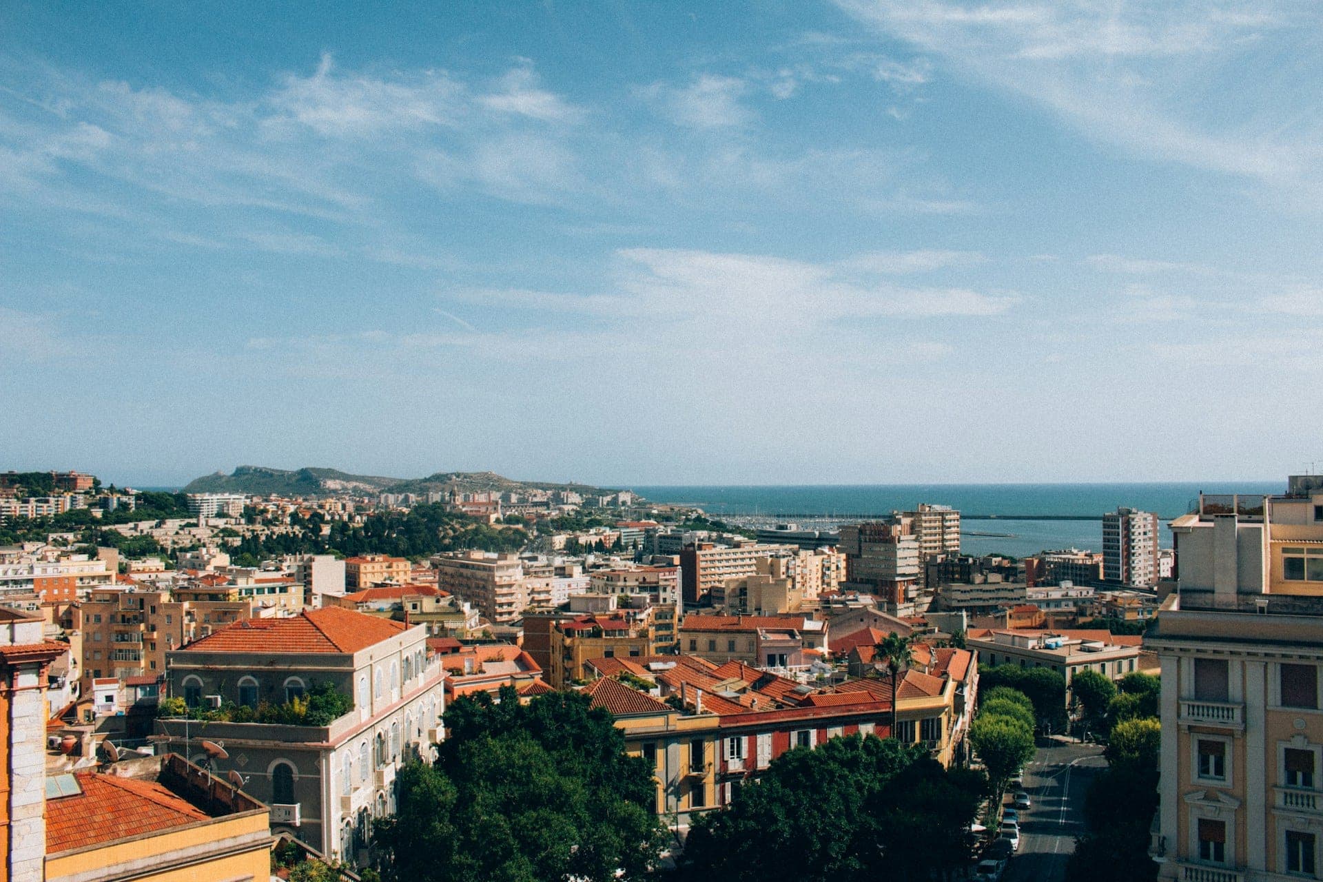 Panorama di Cagliari dall'alto con il Golfo degli Angeli
