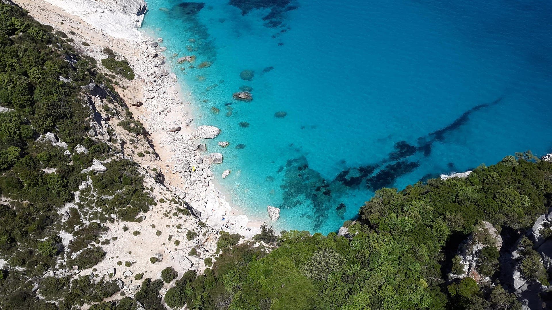 Spiaggia Rosa di Budelli nell'Arcipelago della Maddalena vista dall'alto